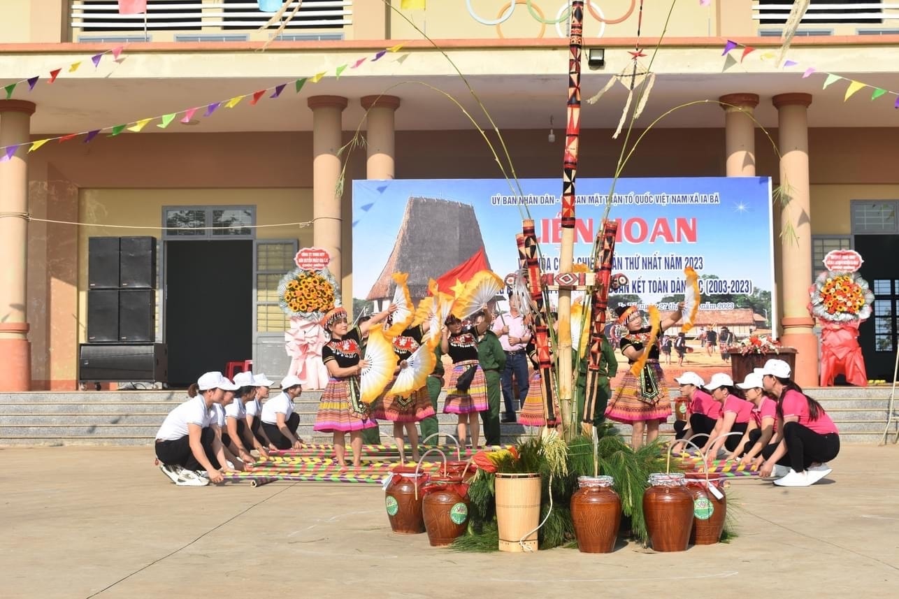  Người dân các thôn làng giao lưu văn nghệ với các tiết mục hấp dẫn, rộn ràng