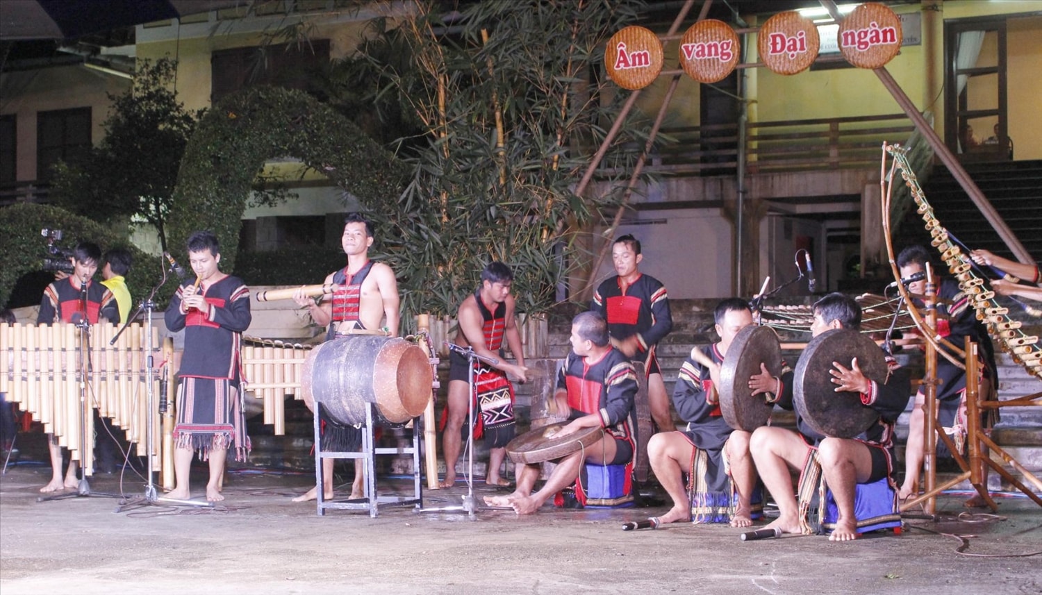 Biểu diễn văn hóa cồng chiêng phục vụ du khách tham quan Biểu diễn văn hóa cồng chiêng phục vụ du khách tham quan