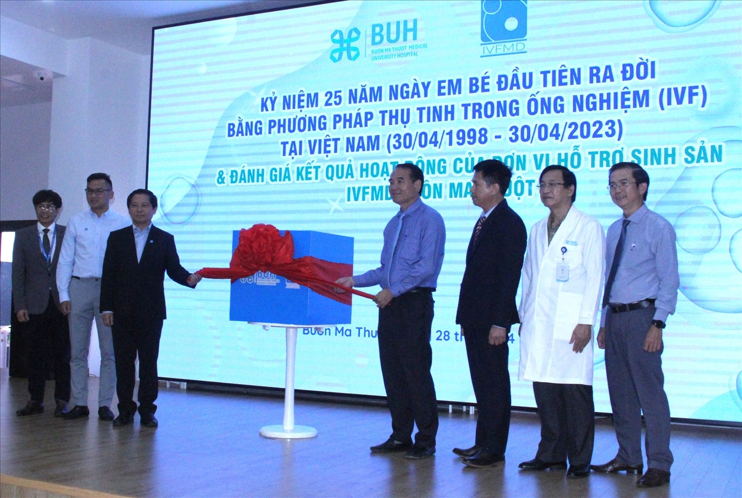 Nghi thức chúc mừng kết quả hoạt động của Đơn vị IVFMD Buôn Ma Thuột
