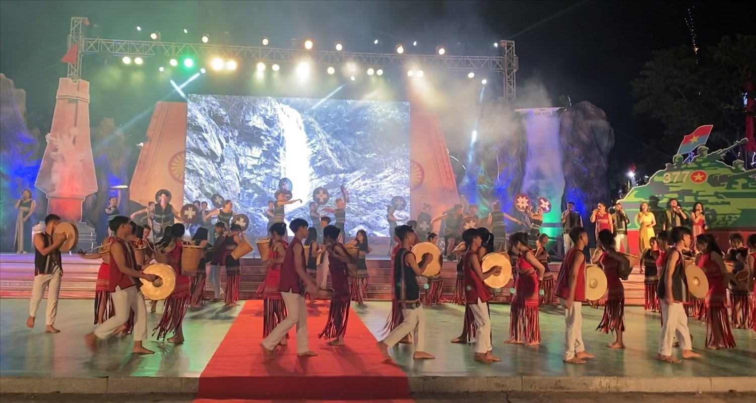 Văn nghệ chào mừng lễ công bố Quyết định của Thủ tướng Chính phủ công nhận bảo vật quốc gia xe tăng T59 số hiệu 377