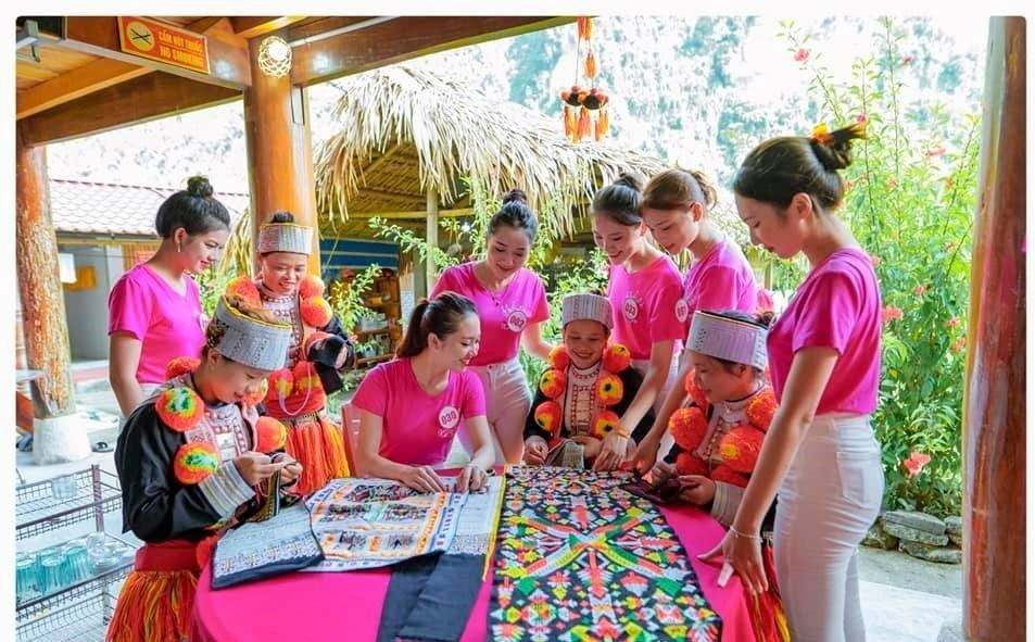 Người đẹp xứ Tuyên trải nghiệm thêu hoa văn trang trí tại homestay Triệu Cường, thôn Nà Tông, xã Thượng Lâm (huyện Lâm Bình)