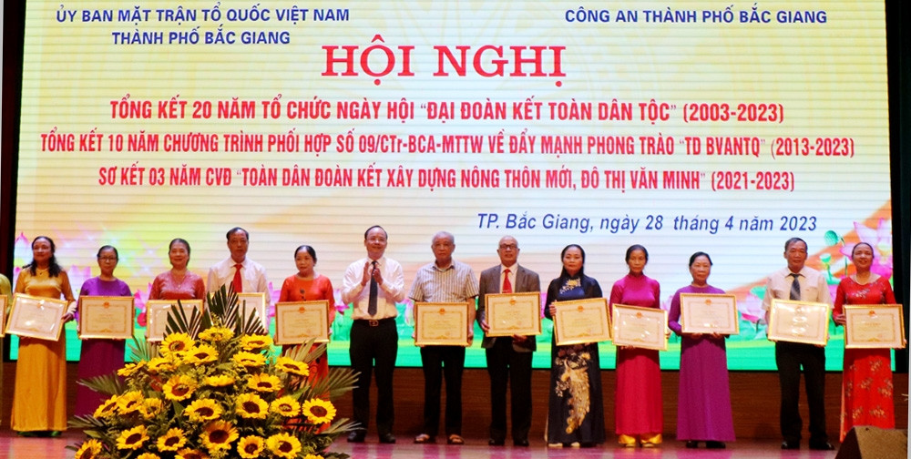 Chủ tịch UBND TP Bắc Giang Đặng Đình Hoan trao giấy khen các điển hình trong thực hiện phong trào