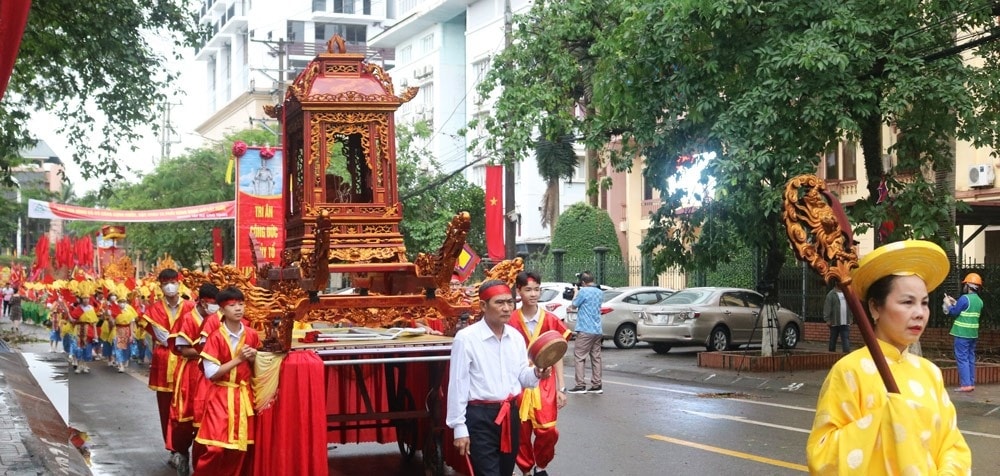 Đoàn rước diễu hành qua một số trục đường phố chính ở TP. Thái Nguyên
