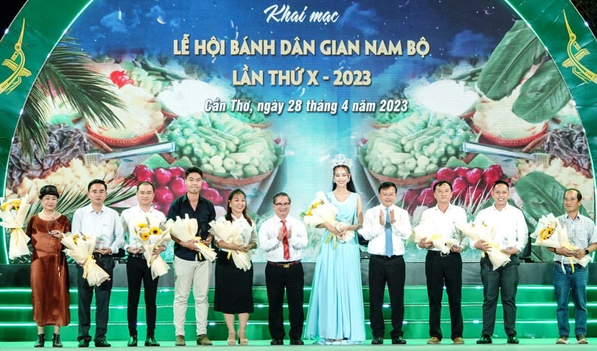 Ông Trần Việt Trường, Chủ tịch UBND TP Cần Thơ ( người thứ 6 bên trái qua) và  ông  Nguyễn Trung Nhân( người thứ 4 bên phải qua), Chủ tịch Ủy ban MTTQ Việt Nam TP.Cần Thơ, trao hoa tri ân các nhà tài trợ cho Lễ hội