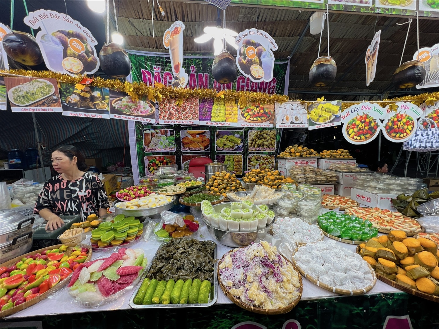 Đến từ An Giang, các nghệ nhân mang đến Lễ hội các loại bánh dân gian truyền thống của đồng bào Khmer 