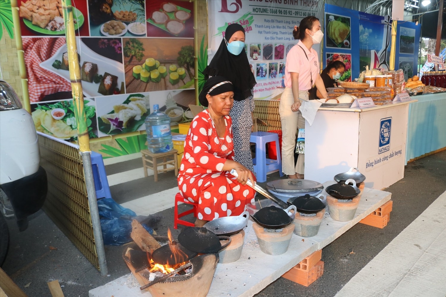 Các loại bánh dân gian của đồng Chăm được chế biến tại Lễ hội phục vụ du khách tham quan 