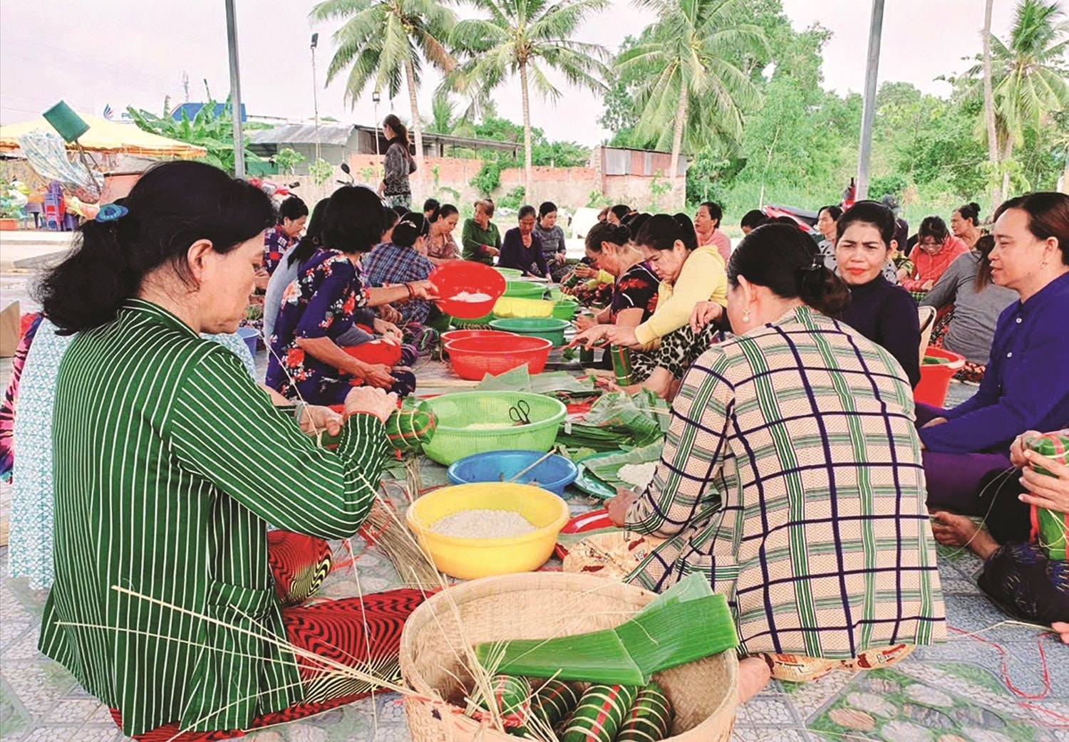 Đồng bào Khmer gói bánh tét tại chùa mừng Tết cổ truyền  Chôl Chăm Thmây 2023