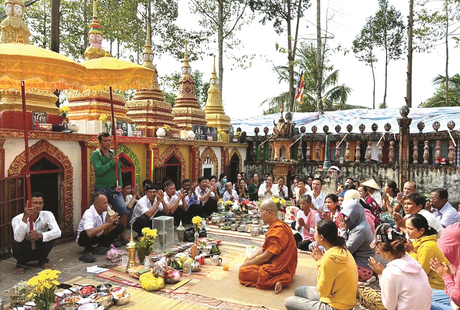 Đồng bào Khmer đến chùa Thứ Năm (huyện An Biên - Kiên Giang) thực hiện nghi lễ cầu siêu  nhân Tết cổ truyền Chôl Chăm Thmây 2023