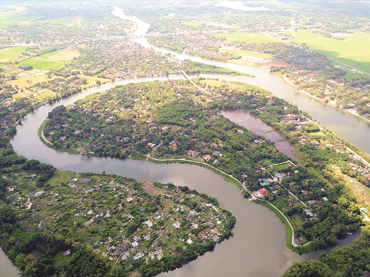 Dòng Ô Lâu trong xanh ôm lấy Phước Tích. (Ảnh tư liệu)