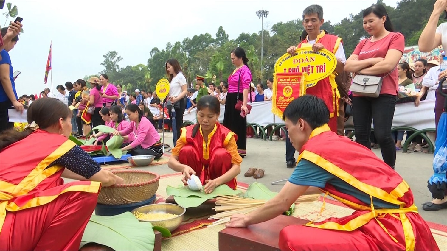 Thi gói, nấu bánh chưng trong Lễ hội. Thi gói, nấu bánh chưng trong Lễ hội.