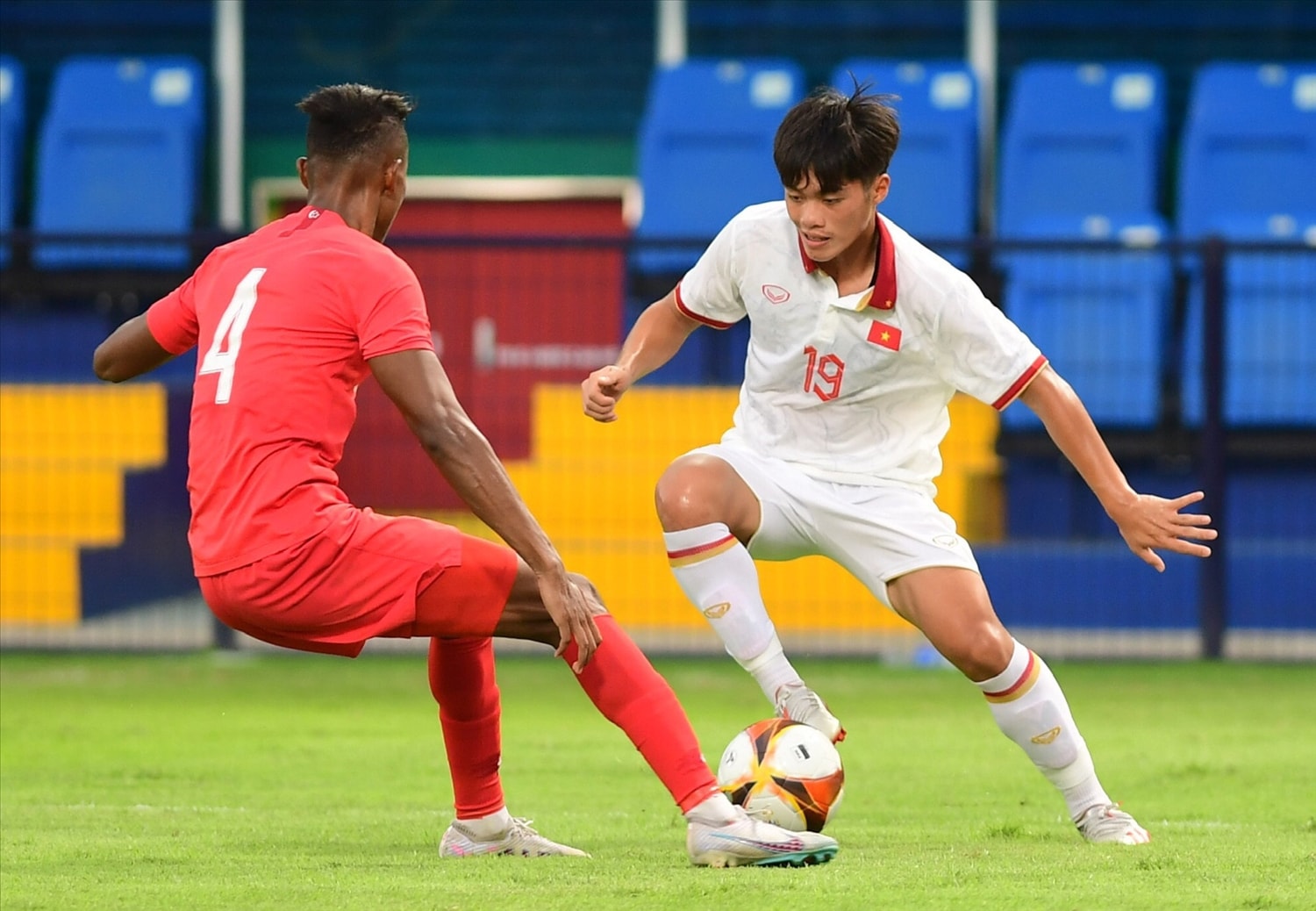 U22 Việt Nam dễ dàng vượt qua U22 Singapore