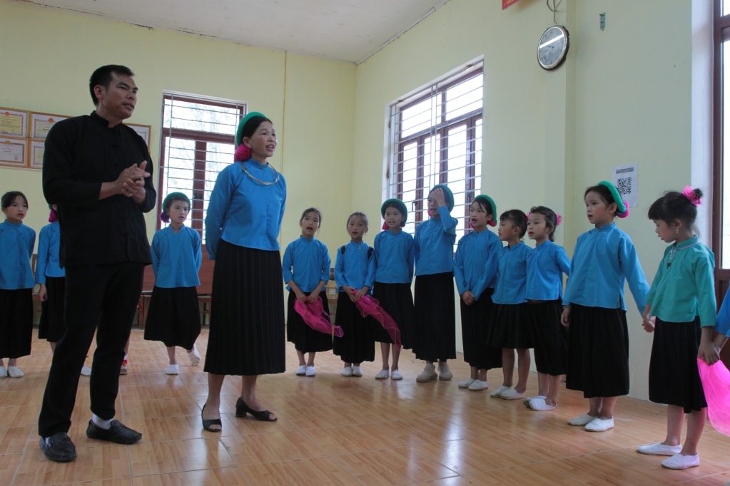 Nghệ nhân dân gian dạy hát cho học sinh xã Húc Động Nghệ nhân dân gian dạy hát cho học sinh xã Húc Động