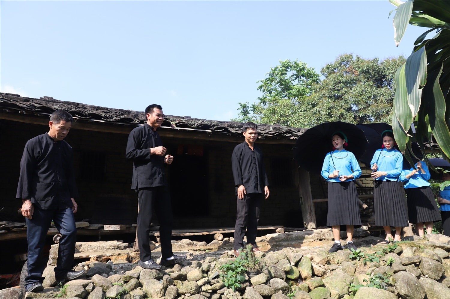 Hát đến thăm nhà nhau tại nhà dân Hát đến thăm nhà nhau tại nhà dân