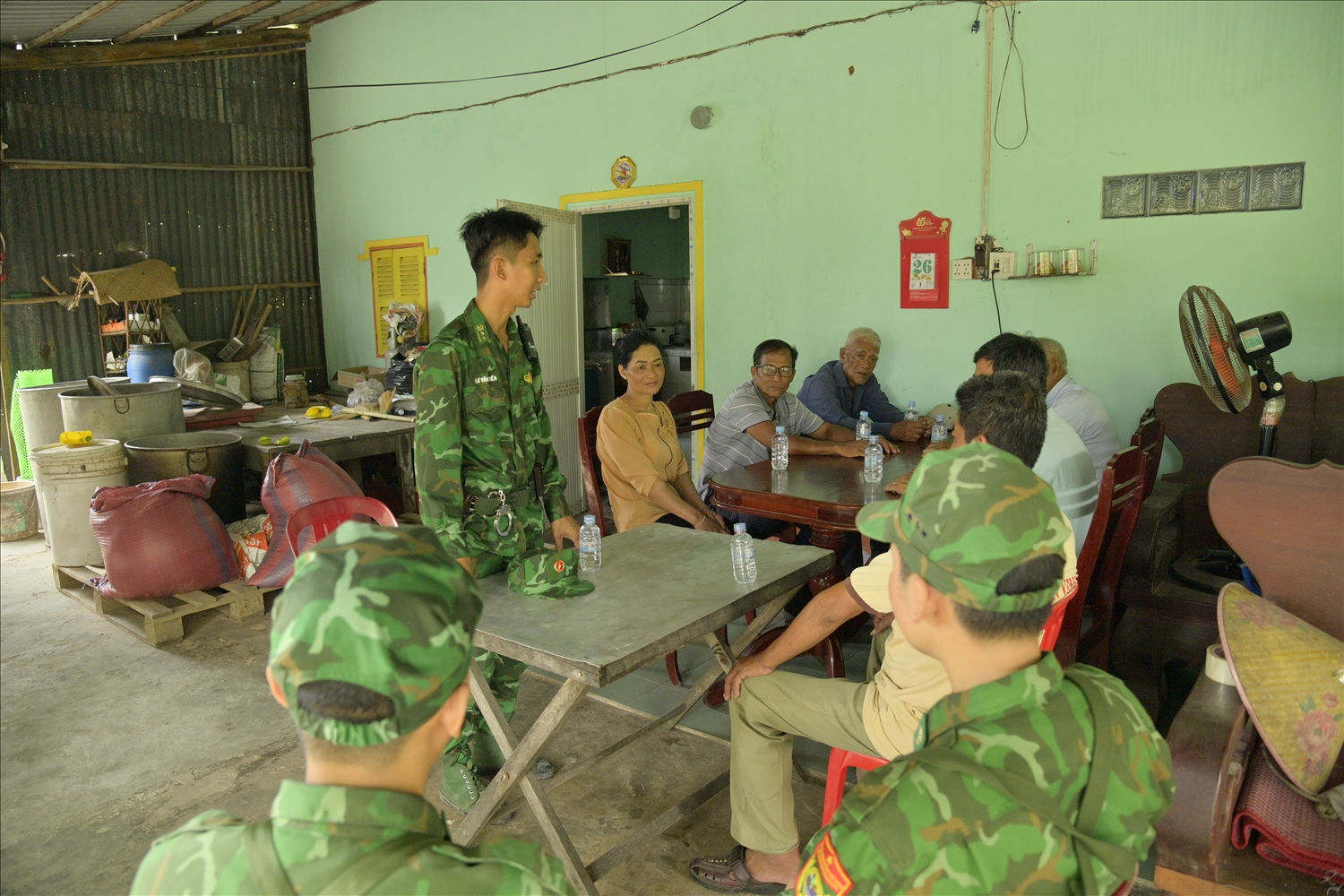 Khi triển khai kế hoạch mới, nhà của các vị Người có uy tín trở thành điểm họp cho cà đội 