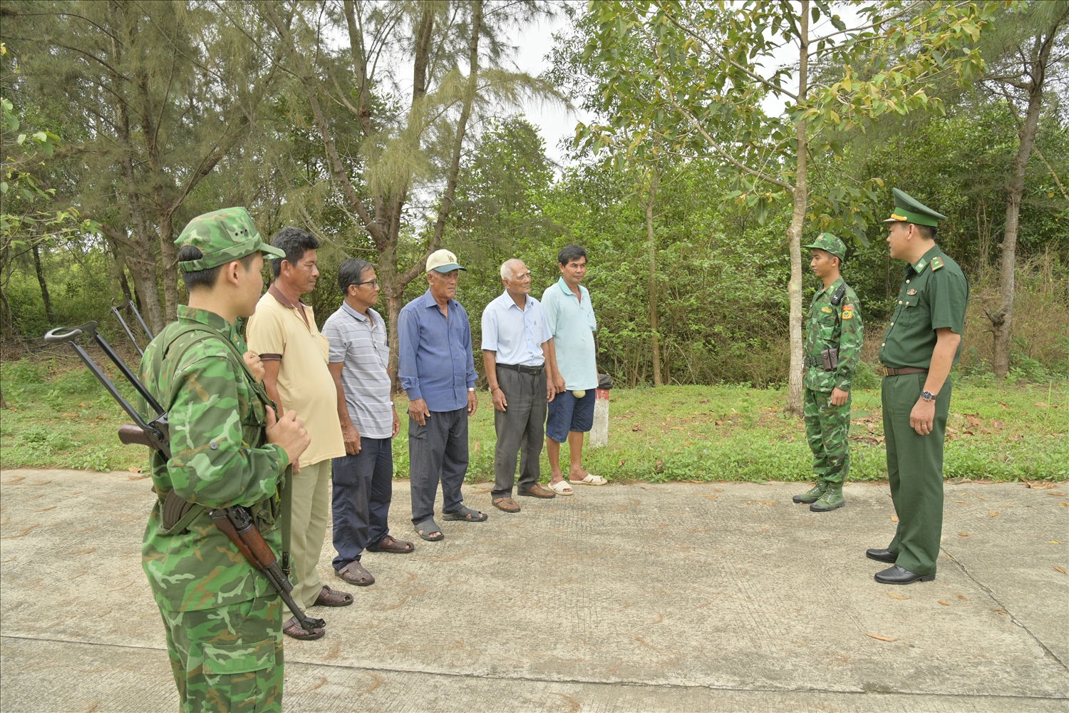 Bắt đầu một ngày làm việc mới, Đội tuần tra họp mặt cùng nhau trao đổi công việc của ngày trước và chia nhau nhiệm vụ của ngày tiếp theo 