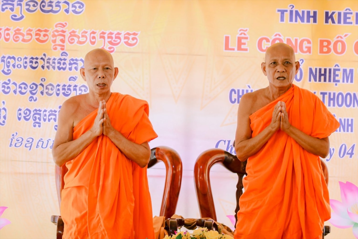 Hoà thượng Danh Đổng và Hoà thượng Danh Lân phát niệm hồi kinh cầu gia hộ 
