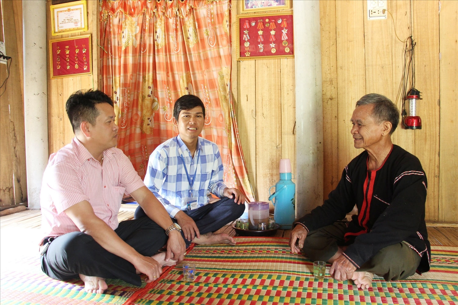 Già làng Đinh Sinh (bìa phải) được xem là “vua hòa giải” tại xã Bok Tới, huyện Hoài Ân, Bình Định