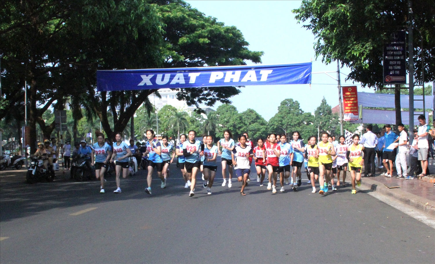 Vận động viên nữ thi đấu môn chạy việt dã
