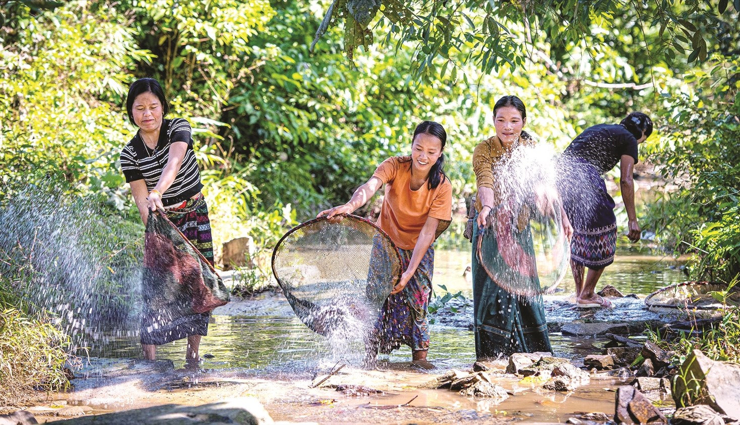 Nét đẹp trong đời sống lao động của đồng bào Chứt. (Ảnh tư liệu)