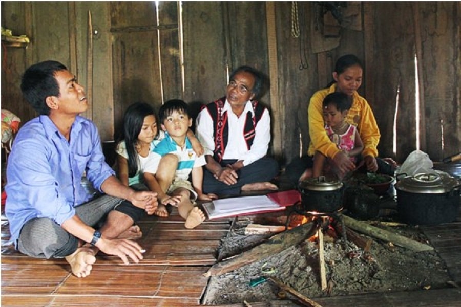 Vận động bà con, dòng họ mình luôn gương mẫu để người dân trong làng noi theo 