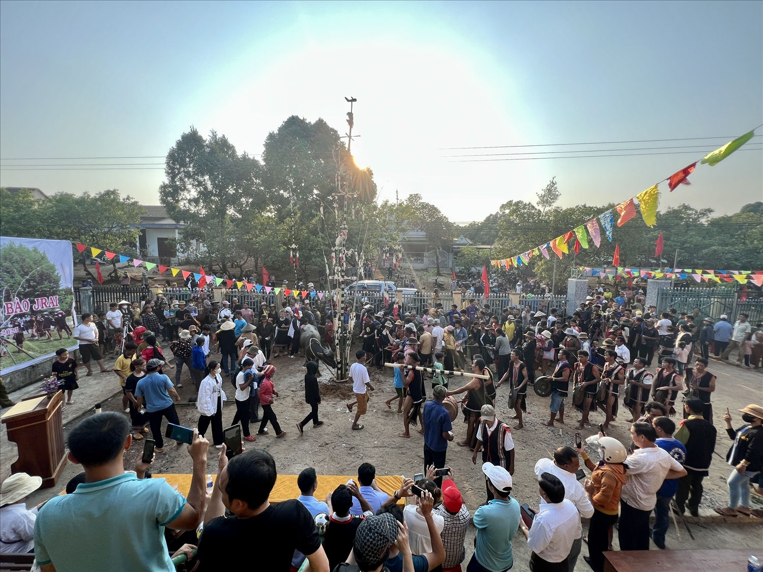 Gia Lai: Đồng bào Gia Rai làng Jrăng Krăi cúng nhà rông mới