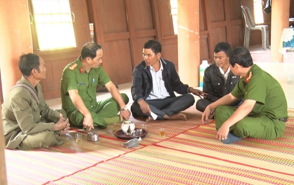 Những Người có uy tín ở huyện Vĩnh Thạnh là cầu nối truyền tải chủ trương, đường lối của Đảng và chính sách pháp luật của Nhà nước đến với người dân