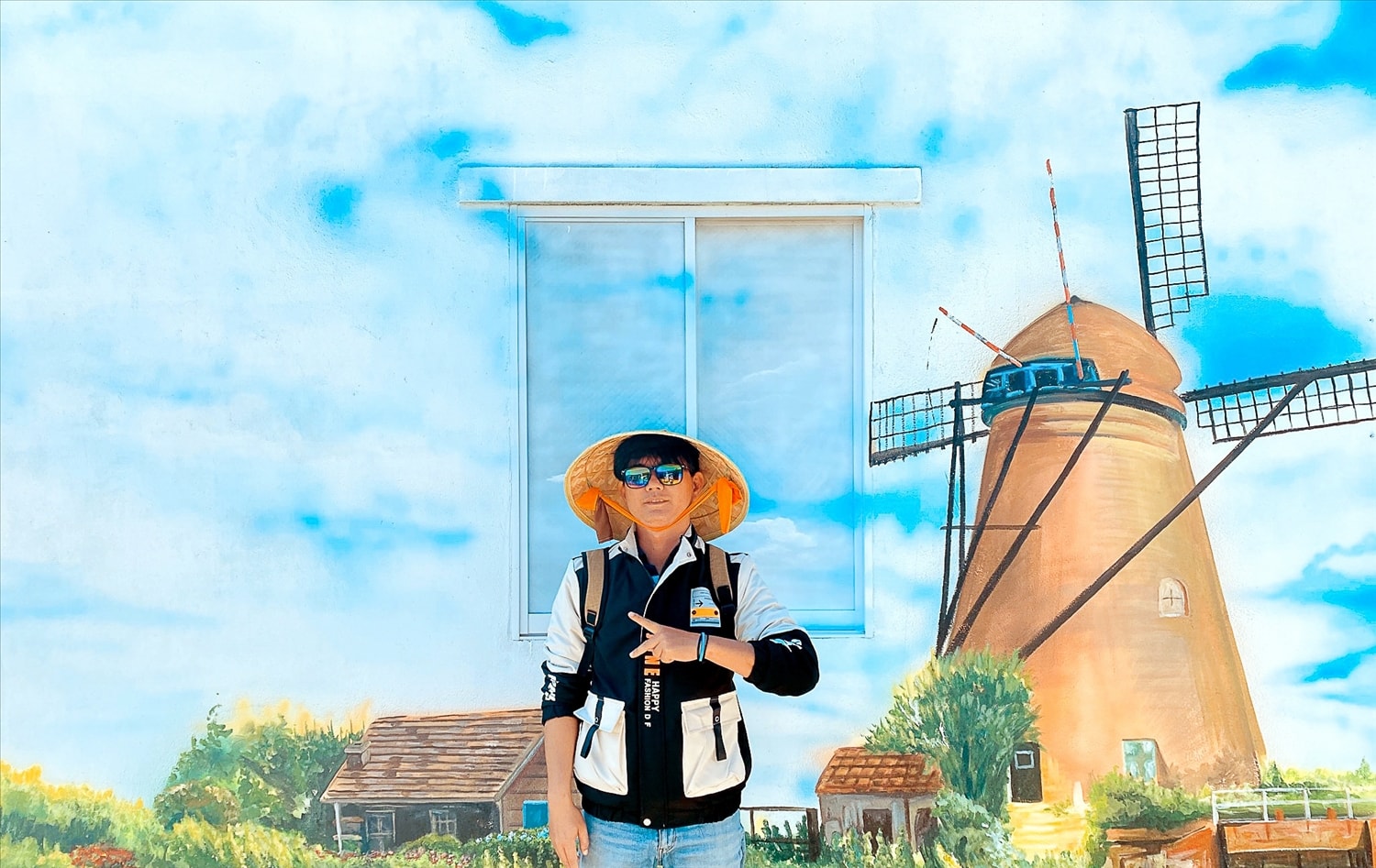 Anh Nguyễn Thái Lai tâm huyết xây dựng Hòn Thiên trở thành làng bích họa đầu tiên của tỉnh Ninh Thuận.