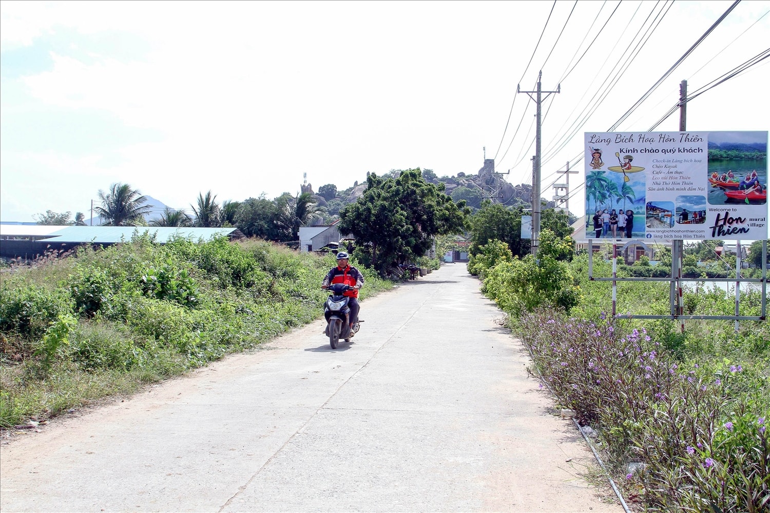 Đường vào làng bích họa Hòn Thiên. 