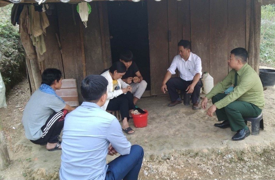 Giáo viên, bộ đội biên phòng đến từng nhà tuyên truyền học sinh không tảo hôn, động viên các em tiếp tục đến trường