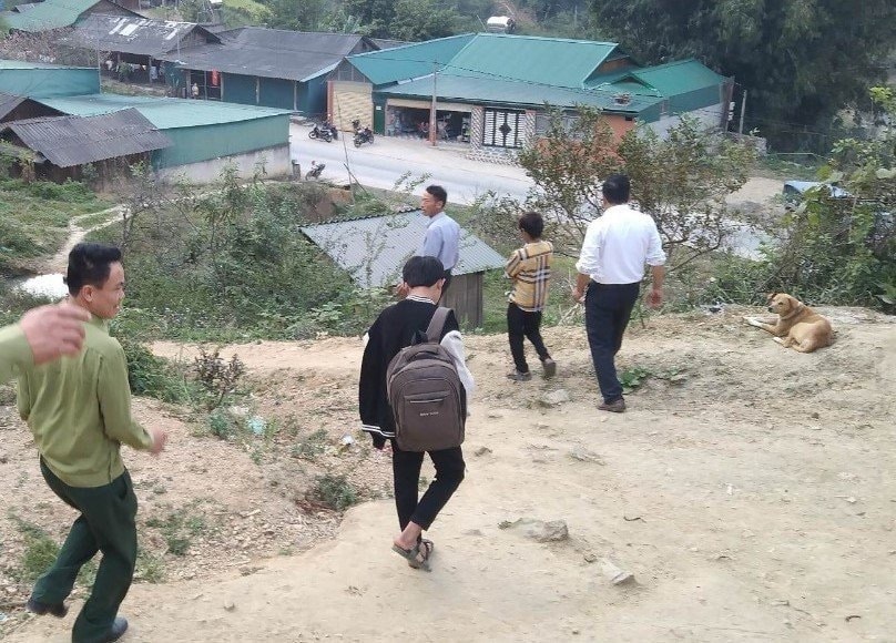 Sau mỗi dịp nghỉ Tết, giáo viên lại vào bản vận động học sinh