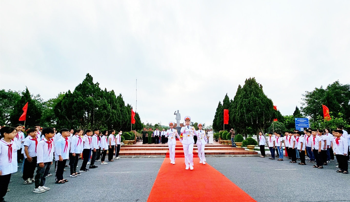 Thiêng liêng Lễ thượng cờ Tổ Quốc trên đảo Cô Tô
