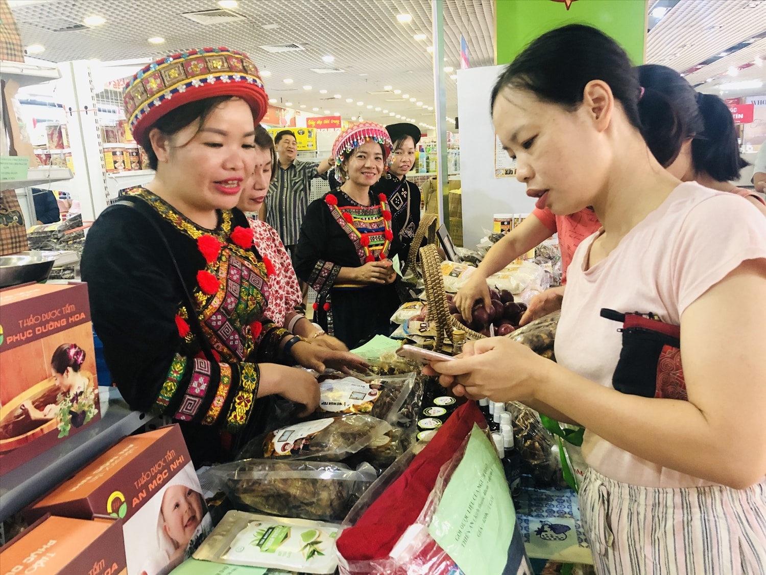 Mô hình nông nghiệp tuần hoàn góp phần thúc đẩy tăng trưởng xanh gắn với cơ cấu lại nền kinh tế, đổi mới mô hình tăng trưởng theo hướng tăng cường hiệu quả. Mô hình nông nghiệp tuần hoàn góp phần thúc đẩy tăng trưởng xanh gắn với cơ cấu lại nền kinh tế, đổi mới mô hình tăng trưởng theo hướng tăng cường hiệu quả.