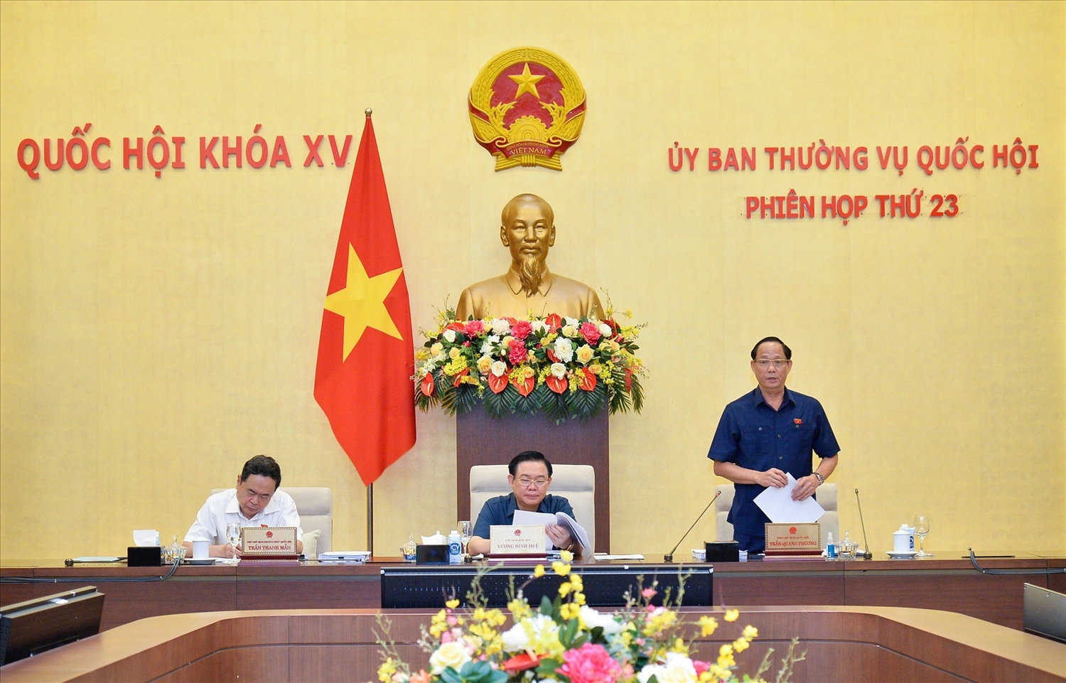Phó Chủ tịch Quốc hội Trần Quang Phương điều hành phiên họp