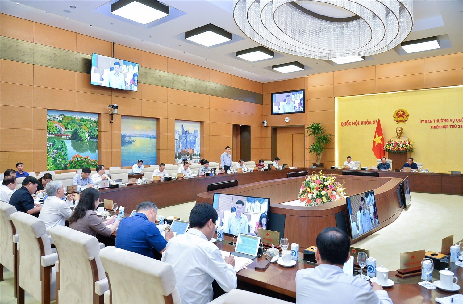 Quang cảnh phiên họp