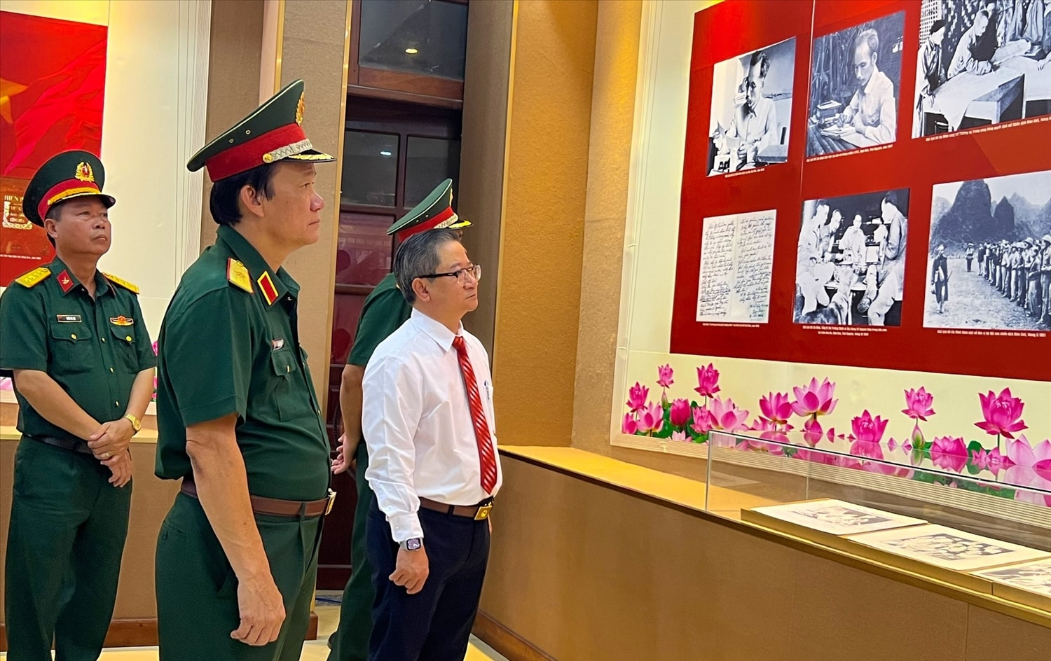Ông Trần Việt Trường - Chủ tịch UBND TP. Cần Thơ cùng thiếu tướng Hồ Văn Thái, Bí thư Đảng ủy, Chính ủy Quân khu 9 ( người thứ 2)  tham  quan các khu trưng bày hình ảnh