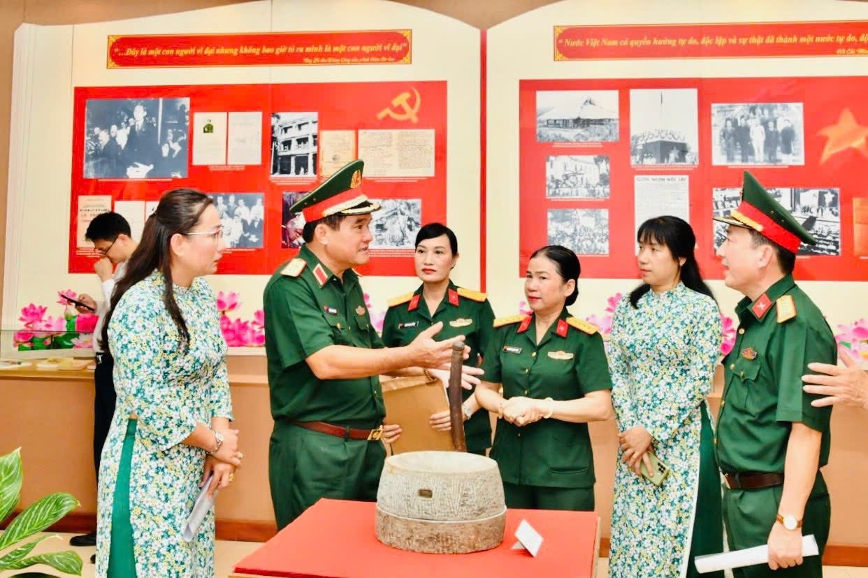 Trung tướng Nguyễn Xuân Dắt, Tư lệnh Quân khu 9 vừ tham quan, vừa kể những mẫu chuyện về học tập làm theo  tấm gương, đạo Đức Hồ Chí Minh 