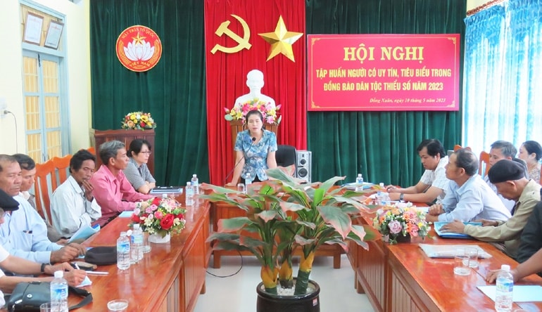 Phó Chủ tịch Ủy ban MTTQ tỉnh Đỗ Thị Như Tình phát biểu làm rõ hơn các ý kiến kiến nghị của các đại biểu tại hội nghị. Ảnh: THÚY HẰNG