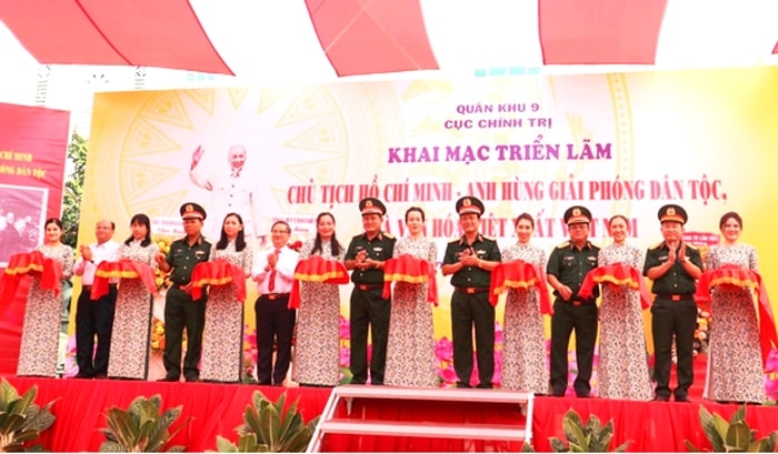 Lãnh đạo TP. Cần Thơ cùng lãnh đạo Quân khu 9 thực hiện nghi thức cắt băng Khai mạc triển lãm