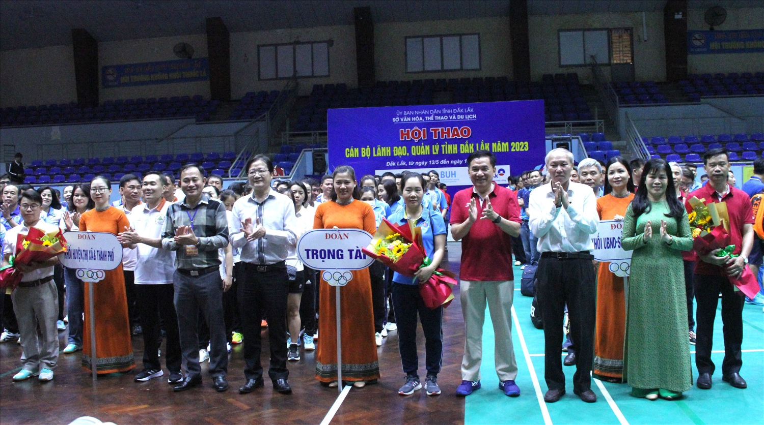 Ban tổ chức tặng hoa các đoàn tham gia hội thao