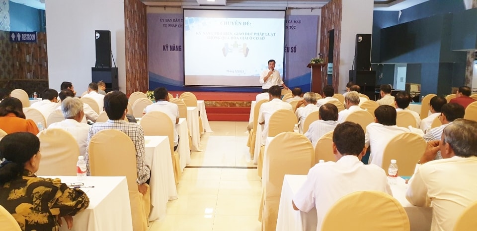 Ông Tào Việt Thắng - Phó Vụ trưởng Vụ Công tác dân tộc địa phương (Ủy ban Dân tộc) trình bày với đại biểu về kỹ năng hòa giải cơ sở