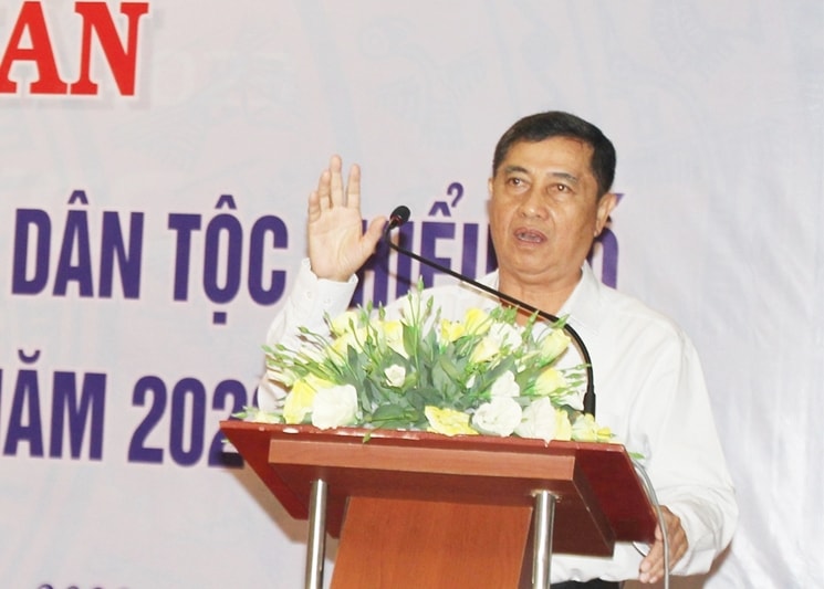 Ông Sơn Phước Hoan - Ủy viên Hội đồng tư vấn dân tộc của Ủy ban Trung ương MTTQ Việt Nam chia sẻ  cùng đại biểu chuyên đề Phổ biến, giáo dục pháp luật, đấu tranh phản bác các luận điệu tuyên truyền thù địch của các thế lực phản động trong vùng đồng bào DTTS