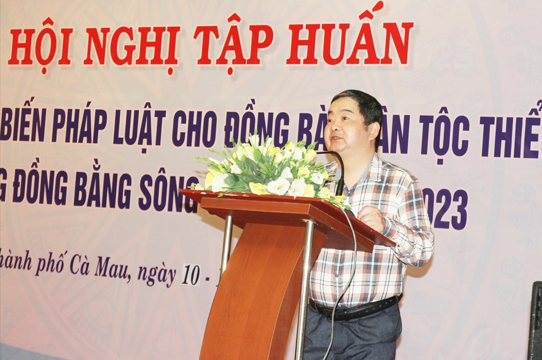 Ông Hoàng Đức Thành - Vụ trưởng Vụ Pháp chế trao đổi cùng đại biểu các chính sách dân tộc đang hiện hành 