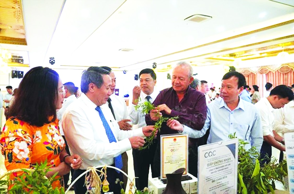 Lãnh đạo Ủy ban nhân dân tỉnh Quảng Trị thăm gian hàng sản phẩm OCOP tại TP. Đông Hà 