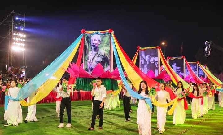 Lễ rước ảnh Bác Hồ tại Lễ hội Làng Sen năm 2023 Lễ rước ảnh Bác Hồ tại Lễ hội Làng Sen năm 2023