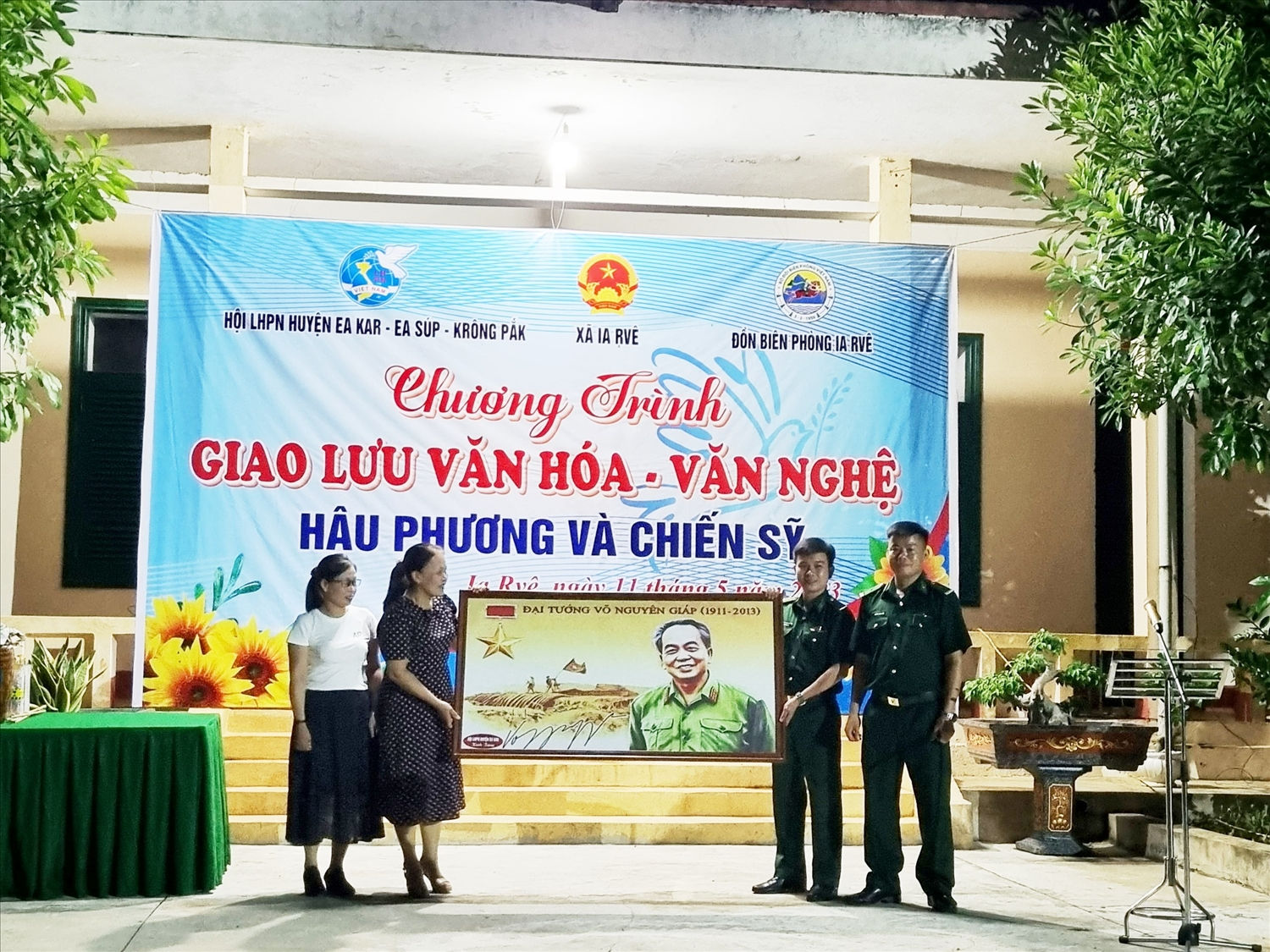 Đại diện Hội LHPN các huyện trao quà tặng cán bộ chiến sĩ Đồn Biên phòng Ia Rvê