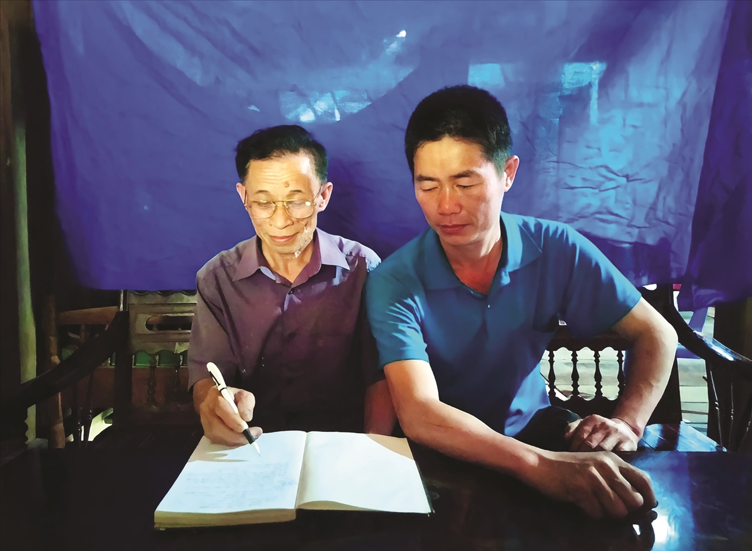 Ông Triệu Văn Lan (bên trái) trao đổi, chia sẻ thông tin với người dân. Ông Triệu Văn Lan (bên trái) trao đổi, chia sẻ thông tin với người dân.