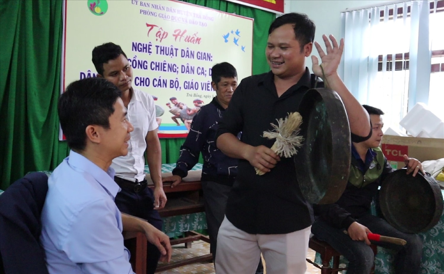 Huyện Trà Bồng thường xuyên tổ chức tập huấn nghệ thuật dân gian, múa cồng chiêng, dân ca, dân vũ dân tộc Cor cho cán bộ, giáo viên.