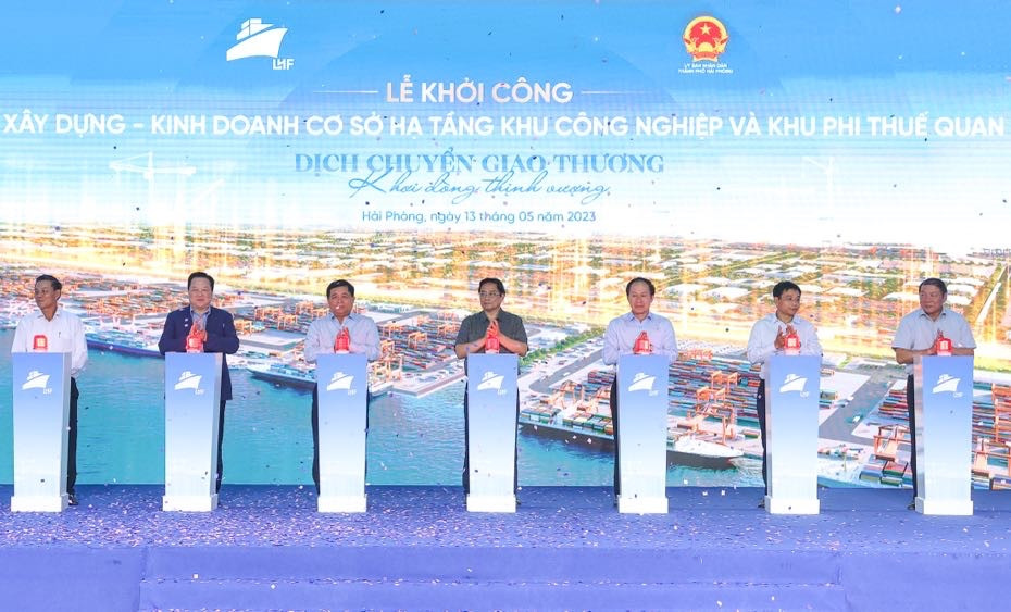 Thủ tướng cùng các đại biểu thực hiện nghi thức khởi công dự án đầu tư xây dựng và kinh doanh cơ sở hạ tầng Khu công nghiệp và Khu phi thuế quan Xuân Cầu - Ảnh: VGP/Nhật Bắc