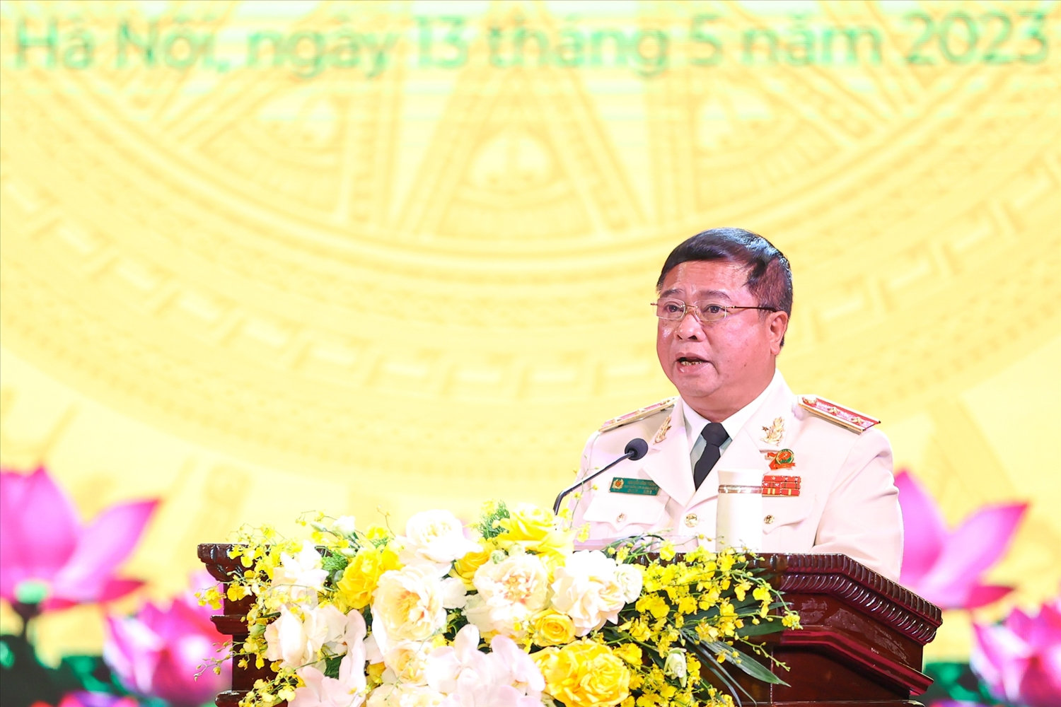 Trung tướng Nguyễn Đình Thuận, Cục trưởng Cục An ninh kinh tế, Bộ Công an đọc diễn văn kỷ niệm - Ảnh: VGP/Nhật Bắc Trung tướng Nguyễn Đình Thuận, Cục trưởng Cục An ninh kinh tế, Bộ Công an đọc diễn văn kỷ niệm - Ảnh: VGP/Nhật Bắc
