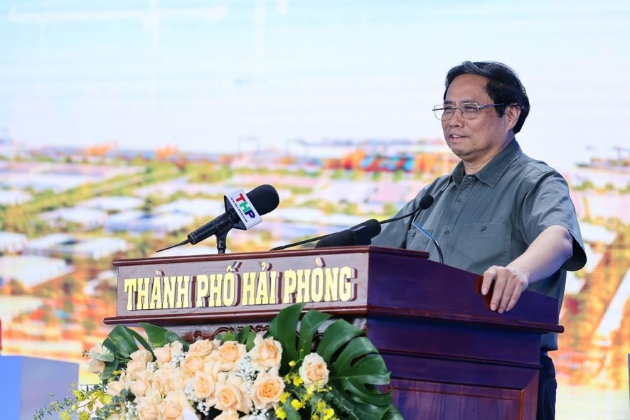 Thủ tướng phát biểu tại lễ khởi công dự án đầu tư xây dựng và kinh doanh cơ sở hạ tầng Khu công nghiệp và Khu phi thuế quan Xuân Cầu - Ảnh: VGP/Nhật Bắc